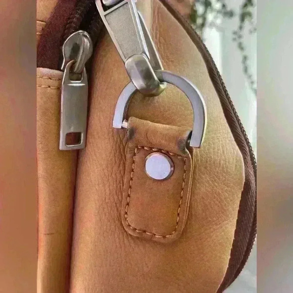 Wilsons Leather Porthole Handle Crossbody/Shoulder Bag Briefcase in Cognac - Picture 13 of 16